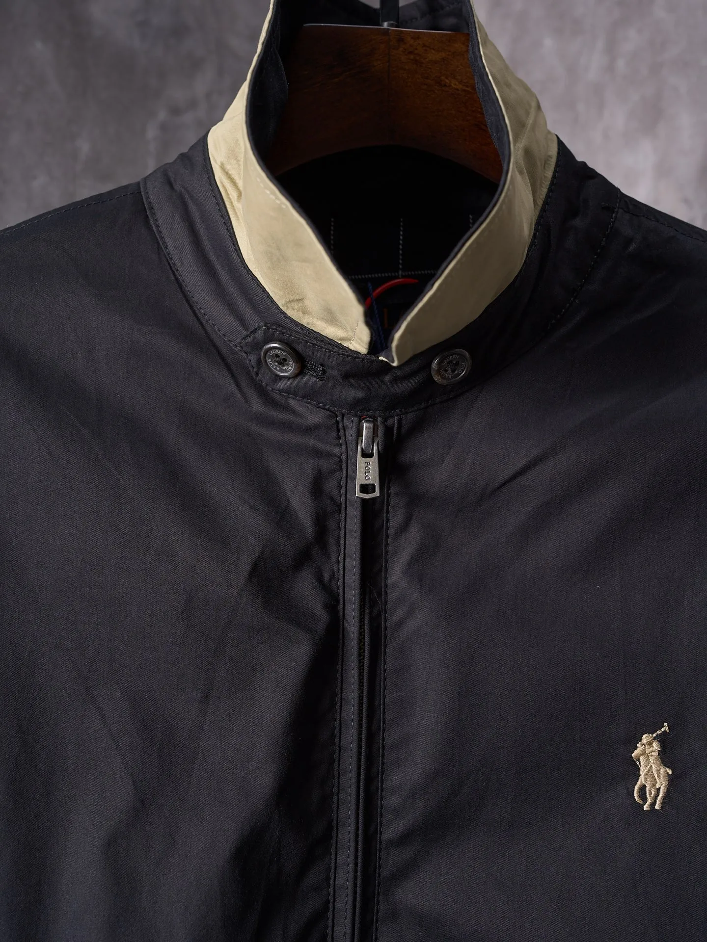 P490 Actual auction】Ralph Lauren/Ralph Lauren gold pony embroidered zipper lapel jacket [Ready stock] S M L XL custom-made cotton double-ply small diagonal elegant fabric, soft and silky, comfortable and close to the skin, with a pure black tone as the background. A touch of light gold pony logo embroidery is embellished on the chest, which is more dazzling because of the black background. Low-key and powerful. Subtle gloss changes inject breathing and vitality into the black jacket. Outline high-end silhouettes with extreme simplicity, show taste in silent places, universal adaptability to styles, use imported machine embroidery technology, use advanced computer control systems and precision mechanical components to achieve iconic pony embroidery operations, high precision, smooth and delicate lines, template machine bag opening, preset templates to guide the position, shape and size of the bag opening, accuracy ensures the quality of the bag opening effect, infrared positioning cutting machine to achieve precise positioning of materials through infrared transmitters and infrared receivers The precision can reach the micron level, thereby meeting the effect of high-precision cutting of plaid alignment. The fabrics have been carefully washed and have a better hand feel. They are not easy to deform, shrink or fade. They maintain long-term beauty and loose fit.